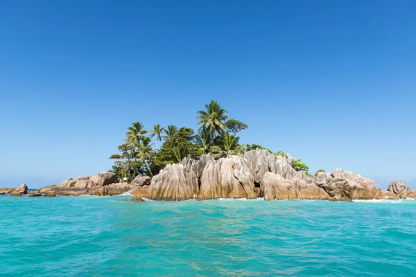 Tropisk ö. lugna exotiska beach resort i bakgrunden — Stockfoto