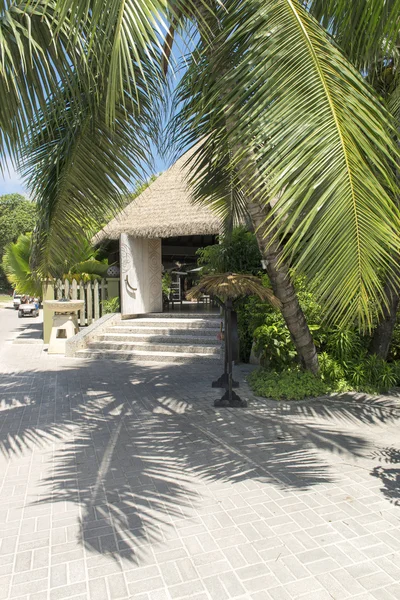 Hôtel à la plage tropicale, La Digue, Seychelles - arrière-plan de vacances Images De Stock Libres De Droits
