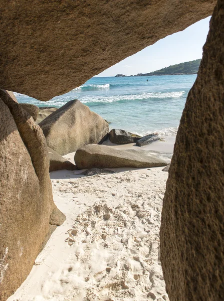 Praia de areia tropical nas ilhas Seychelles, Praslin, Anse Lazio — Fotografia de Stock