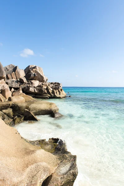 Perfect tropical beach with palm tree hanging over white sand and turquoise waters — Stock Photo, Image