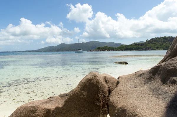 ชายหาดทรายเขตร้อนบนเกาะเซเชลส์ — ภาพถ่ายสต็อก