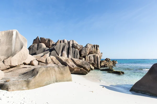 Красивый тропический пляж La Digue Island — стоковое фото