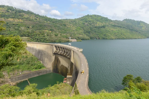 Sri Lanka. Central hidroeléctrica en el lago . Imágenes de stock libres de derechos