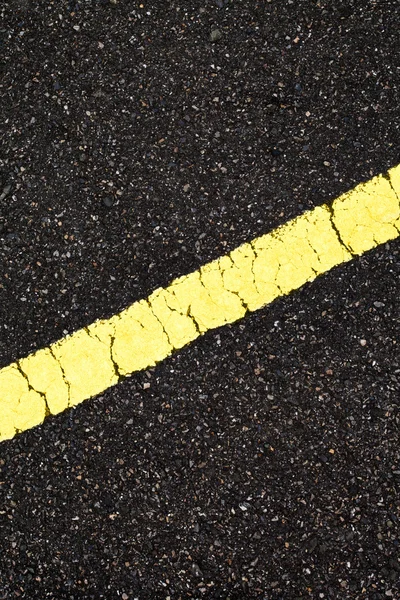 Асфальт с желтой линией — стоковое фото
