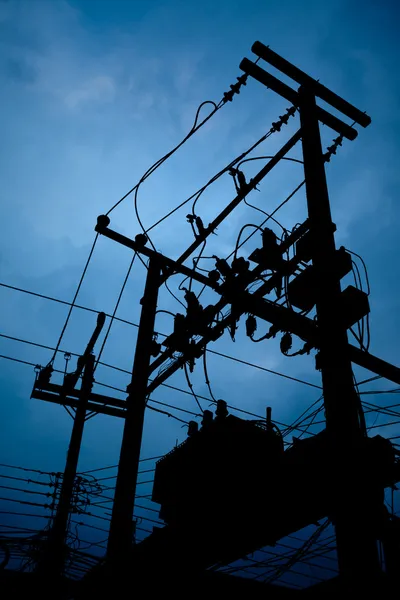 Silhouette della sottostazione del trasformatore elettrico Immagine Stock