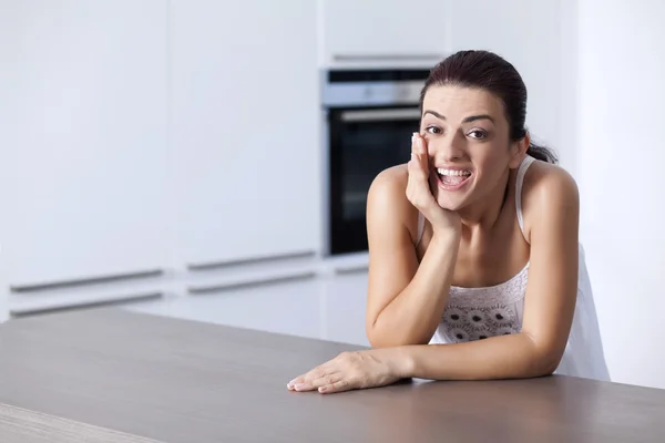 Retrato de uma mulher surpresa na cozinha — Fotografia de Stock