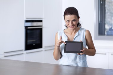 genç kadın bir dijital tablet içinde ona gösterilen mutfak