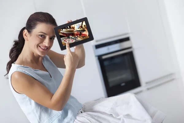 Vrouw met tabletpc — Stockfoto