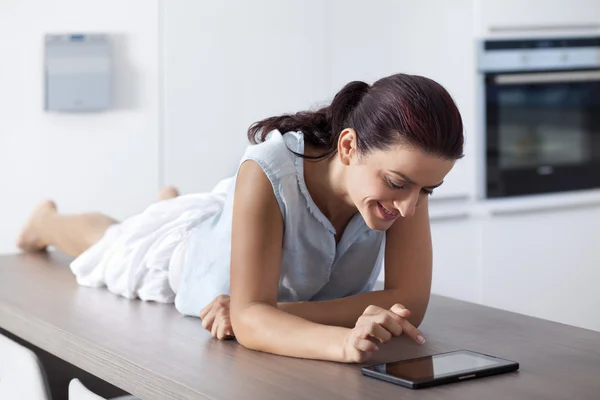 Woman with tablet PC — Stock Photo, Image