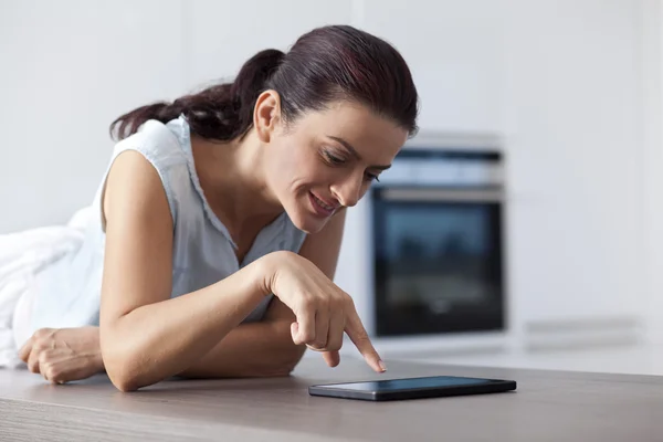 Woman with tablet PC — Stock Photo, Image
