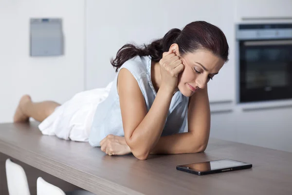 Woman with tablet PC — Stock Photo, Image