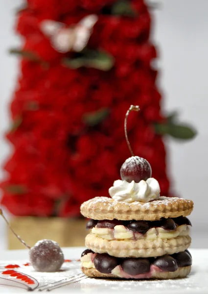 Cherry cake and roses — Stock Photo, Image