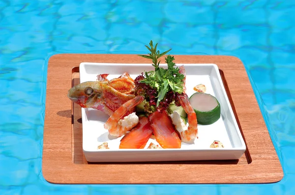 Pescado en la piscina — Foto de Stock