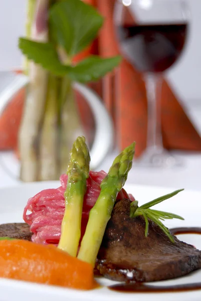 Asparagus, meat and red wine — Stock Photo, Image