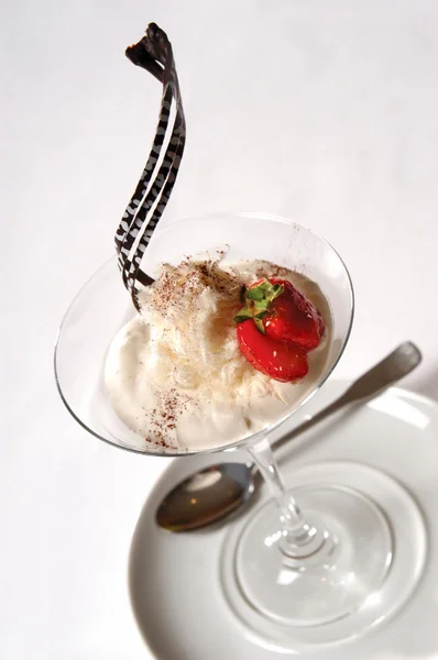 Ice cream with strawberry — Stock Photo, Image