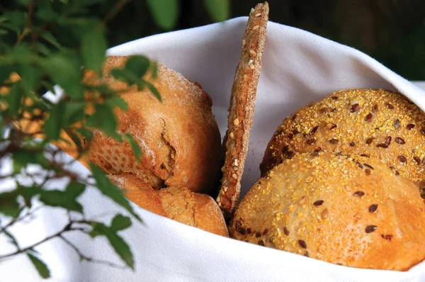 Pães e padarias na cesta — Fotografia de Stock