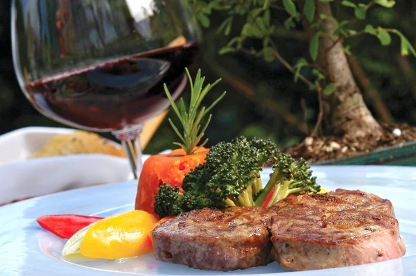 Bifteky a červené víno — Stock fotografie