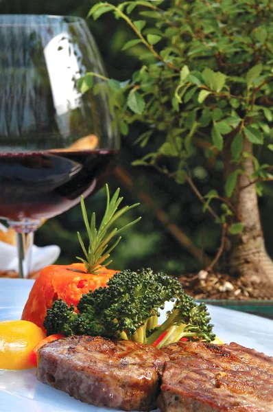 Bife e vinho tinto — Fotografia de Stock