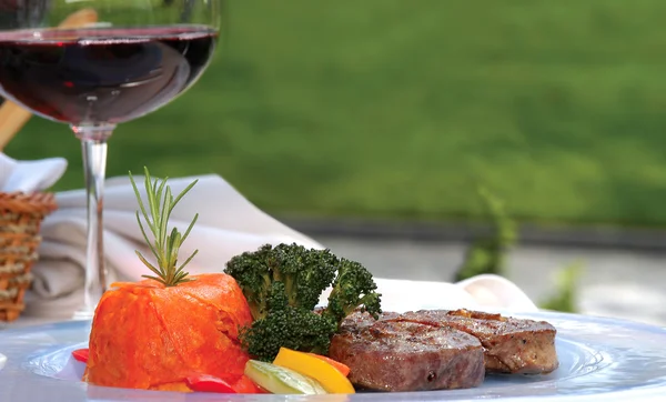Biftek ve kırmızı şarap — Stok fotoğraf