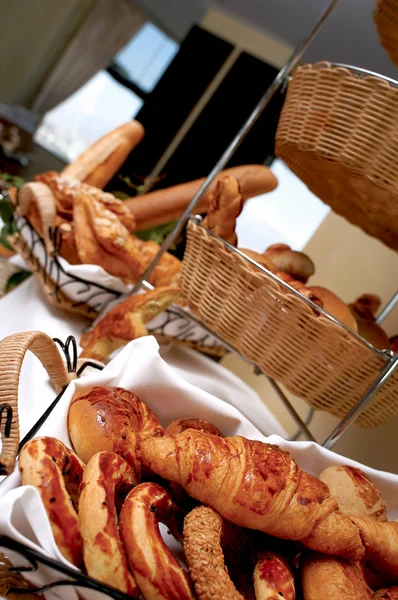 Croissants, Fähnchen und Brot — Stockfoto