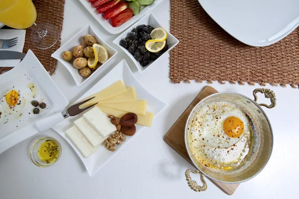 Gazdag és ízletes török reggelivel — Stock Fotó