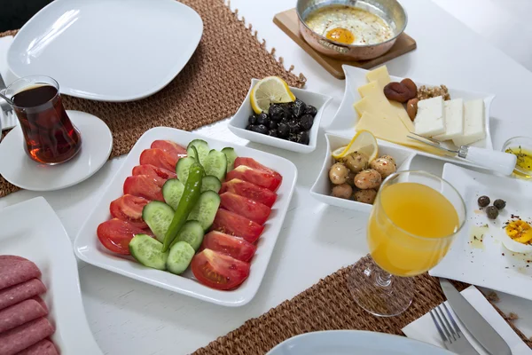 Zengin ve leziz Türk Kahvaltı — Stok fotoğraf