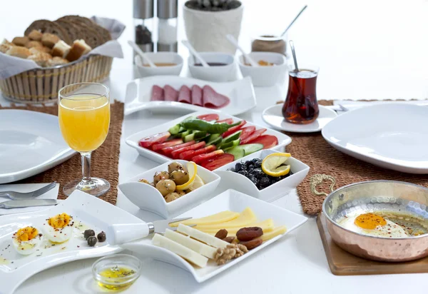 풍부 하 고 맛 있는 터키식 아침 — 스톡 사진