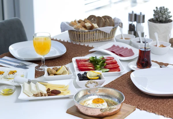 Reichhaltiges und köstliches türkisches Frühstück — Stockfoto