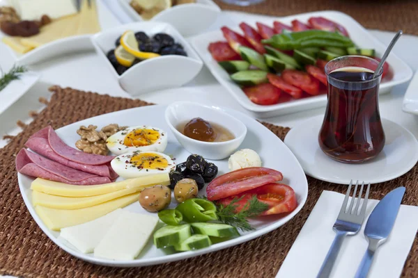 อาหารเช้าที่อุดมไปด้วยและอร่อยตุรกี — ภาพถ่ายสต็อก