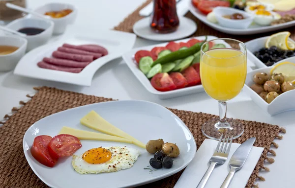 Obfite i smaczne śniadanie tureckie — Zdjęcie stockowe
