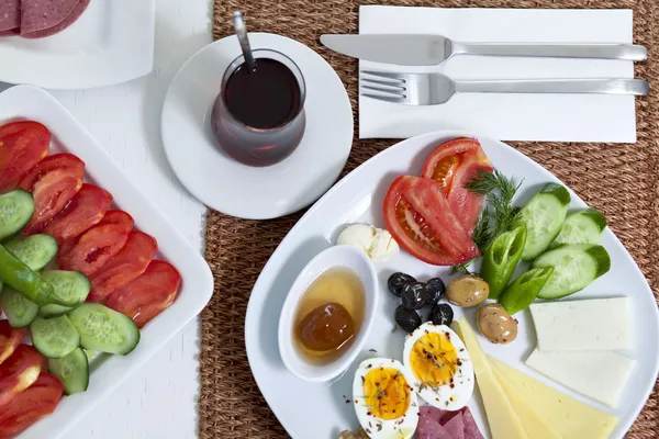Reichhaltiges und köstliches türkisches Frühstück — Stockfoto