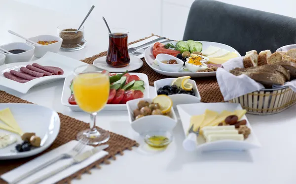 Reichhaltiges und köstliches türkisches Frühstück Stockbild