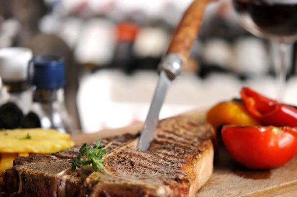 Bife grelhado, almôndega e frango — Fotografia de Stock