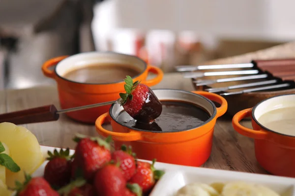 Met aardbeien en chocolade fondue — Stockfoto