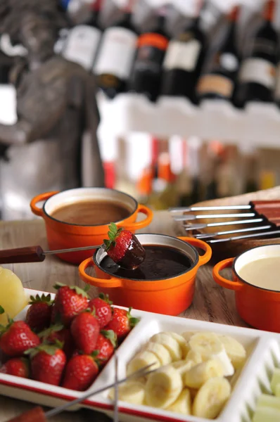 Met aardbeien en chocolade fondue — Stockfoto