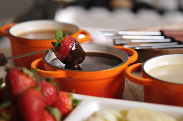 Met aardbeien en chocolade fondue — Stockfoto