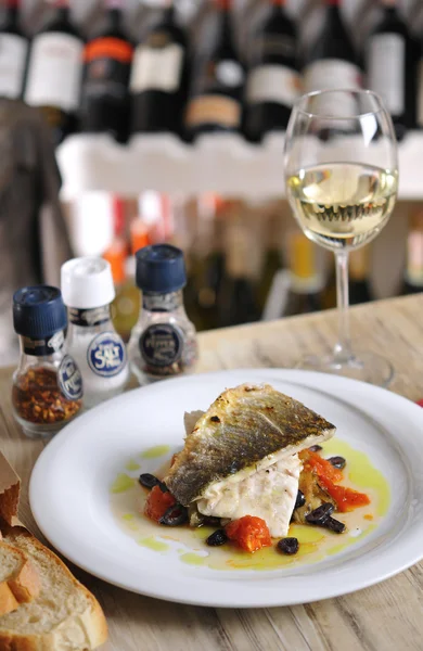 Grilled fish and white wine — Stock Photo, Image