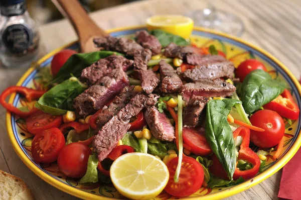 Bife grelhado, almôndega e frango — Fotografia de Stock