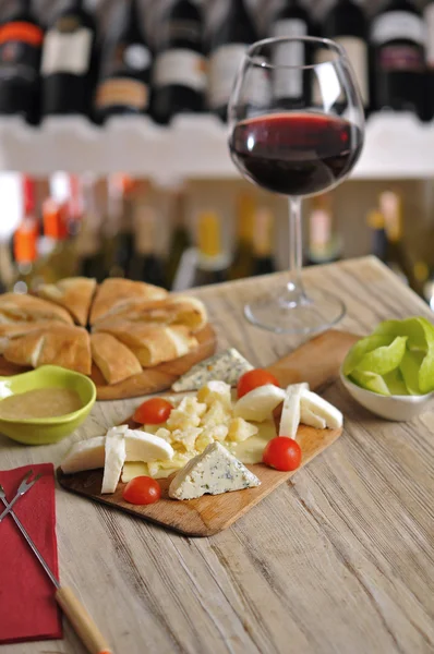 Cheese plate and red wine — Stock Photo, Image
