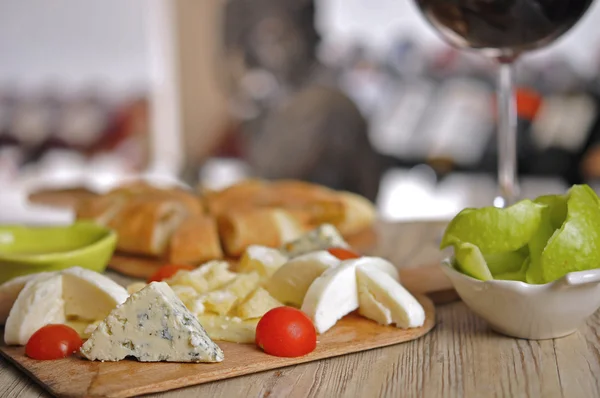 Plato de queso y vino tinto —  Fotos de Stock