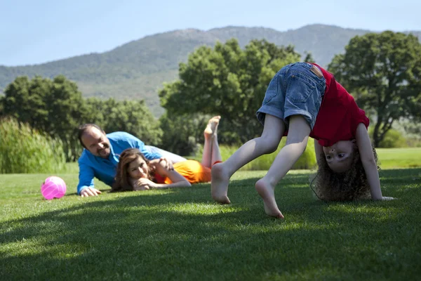 Famille au parc — Photo