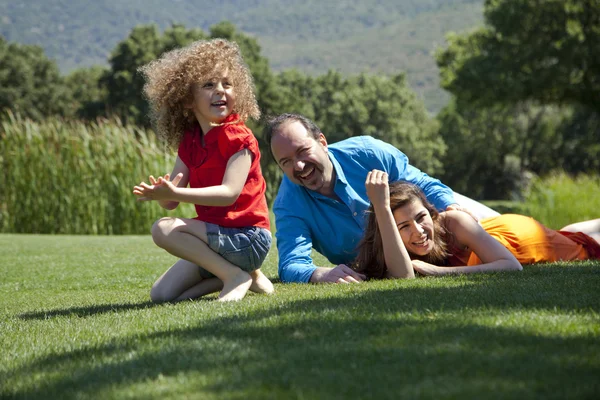 Famille au parc — Photo