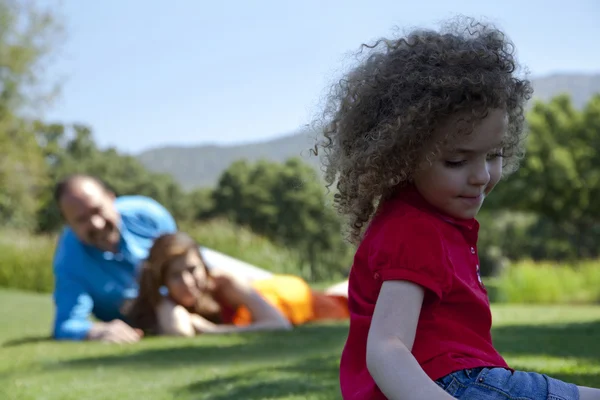 Familjen på park — Stockfoto