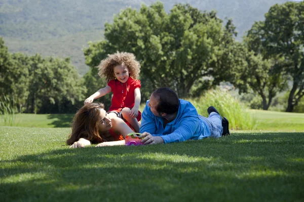 Familjen på park — Stockfoto