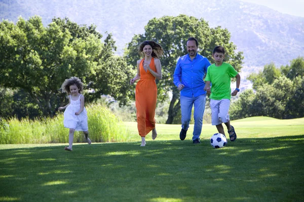 Familjen på park — Stockfoto