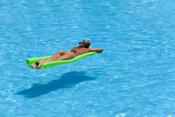 Kvinnan i poolen — Stockfoto