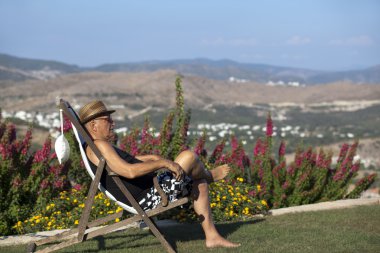 yaşlı ve yorgun bir adam