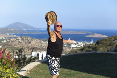 yaşlı ve yorgun bir adam