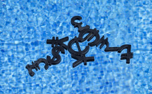 Деньги в бассейне — стоковое фото