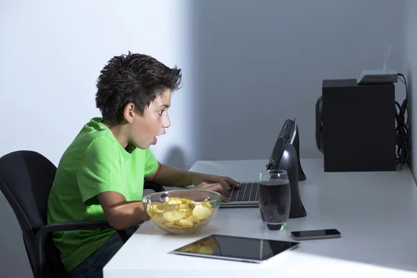 Menino de computador — Fotografia de Stock